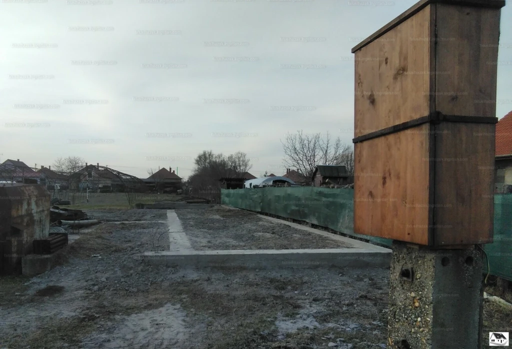 Falusi telek beton alappal eladó