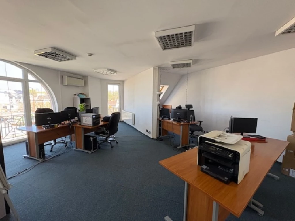 Kiadó 219 m2 iroda irodaházban, Debrecen
