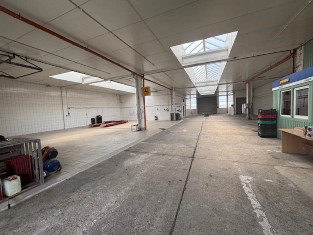 Utcafronti zárt telephely! (30kW napelem)