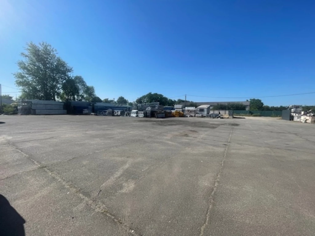 Azonnal költözhető önálló zárt ipari aszfaltozott telep hely!