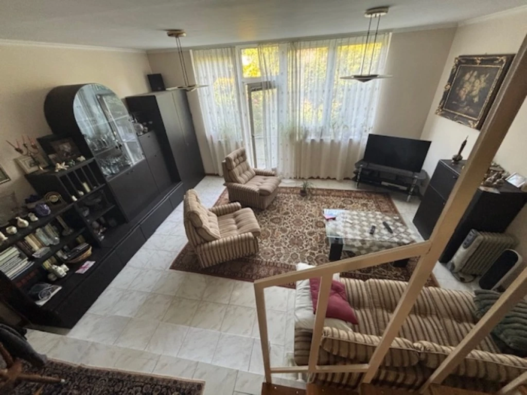 Nappali +3 szobás téglaépítésű sorház.