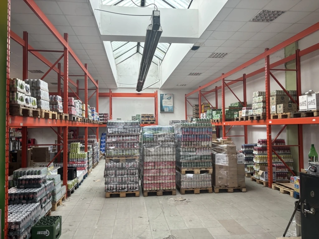 30m-s utcafronttal rendelkező zárt telephely!