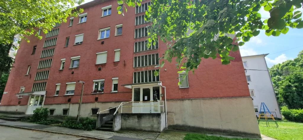 Eladó erkélyes 1. emeleti lakás a belvárosban garázzsal!
