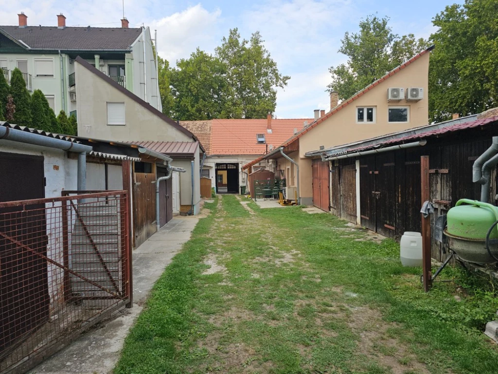 Eladó belvárosi terület és rajta fekvő garázs és tároló