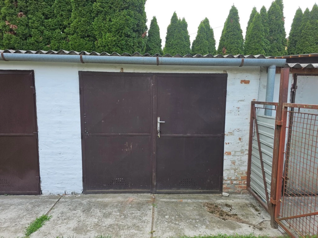 Eladó szigetelt száraz garázs a Fő utcán!