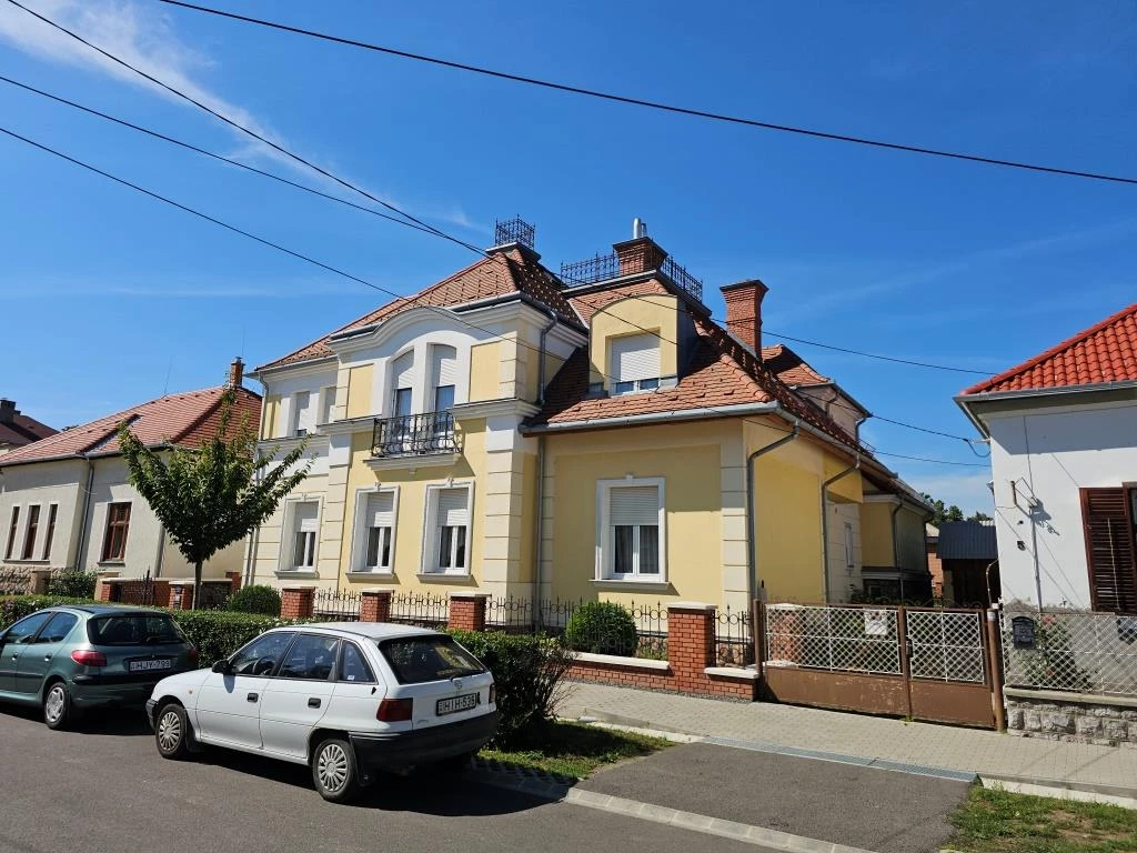 Eladó utcafronti és kertkapcsolatos polgári lakás a Kassa utcában!