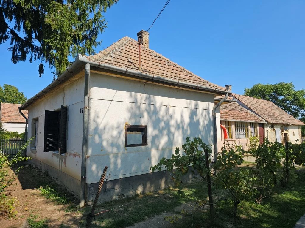 Eladó ház Göllében!