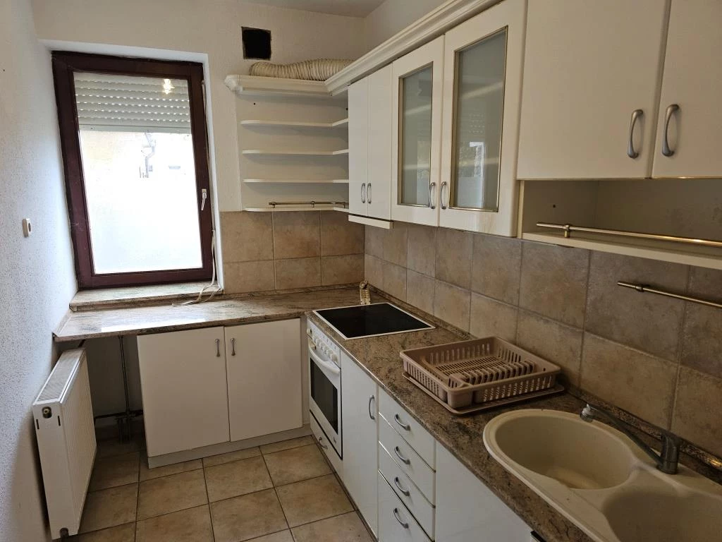 Eladó kertkapcsolatos lakás garázzsal!