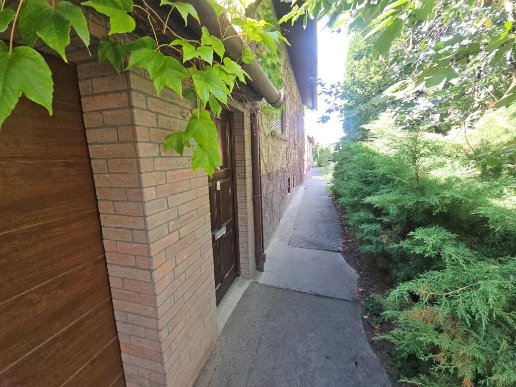 Eladó családi ház a Tisztviselőtelepen garázzsal!