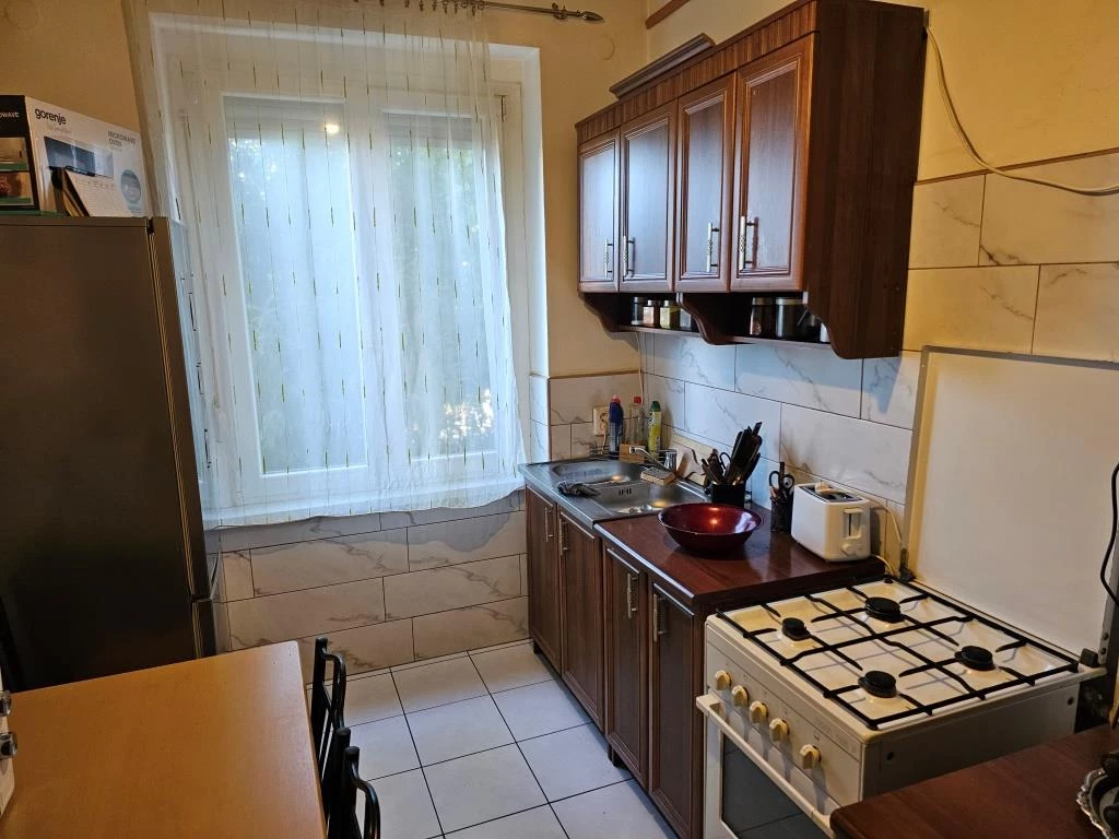 Eladó kiváló állapotú első emeleti, belvárosi lakás!