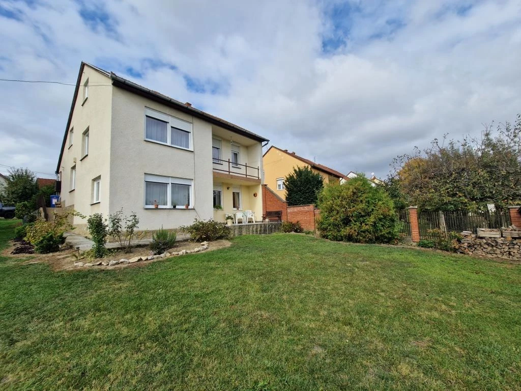 Eladó kiváló állapotú családi ház garázzsal!