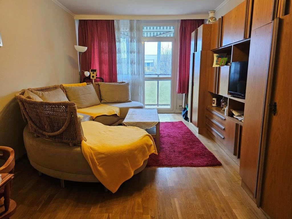 Eladó jó állapotú erkélyes lakás jó helyen, alacsony rezsivel!