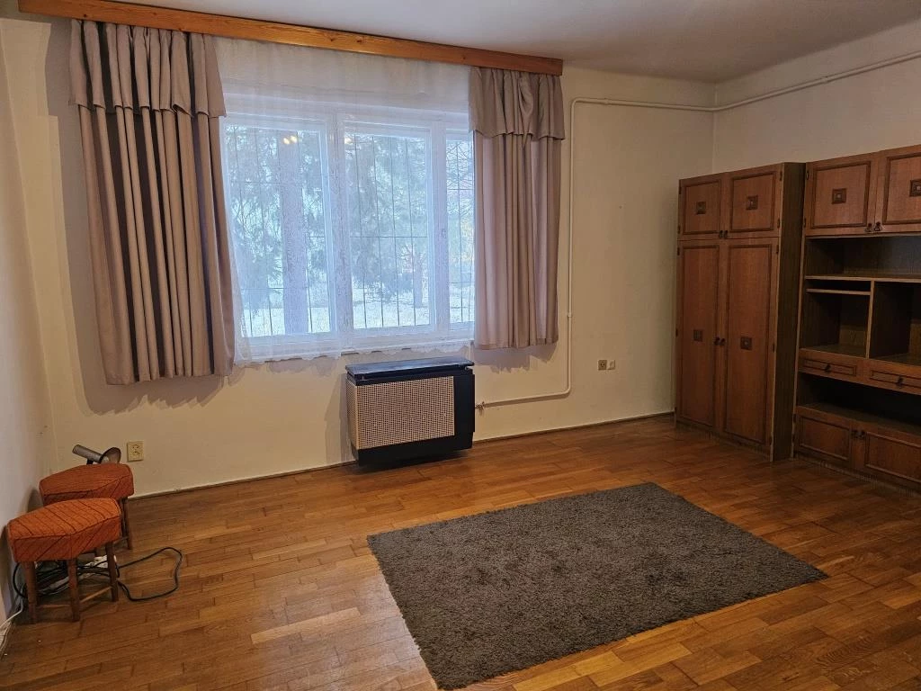 Eladó belvárosi jó állapotú garzon parkolóval!