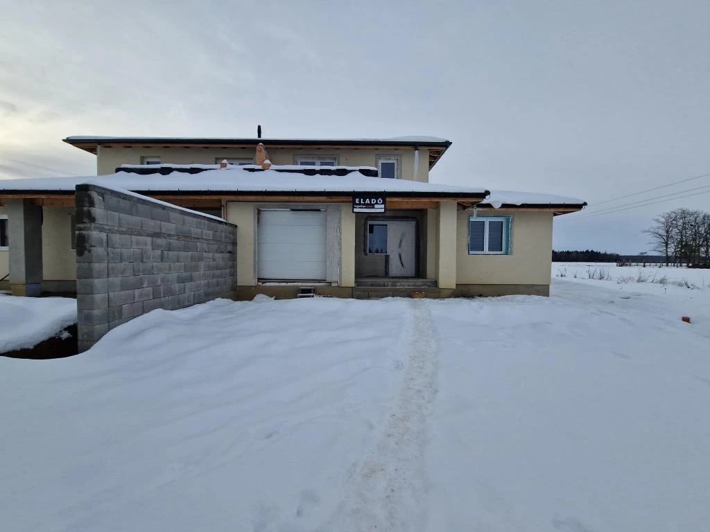 Eladó ikerház fele a Kisgáton!