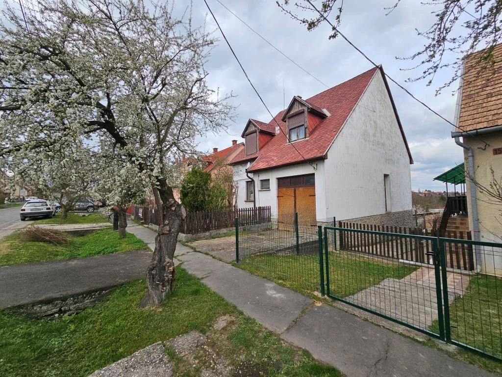 Eladó családi ház garázzsal Kaposváron!