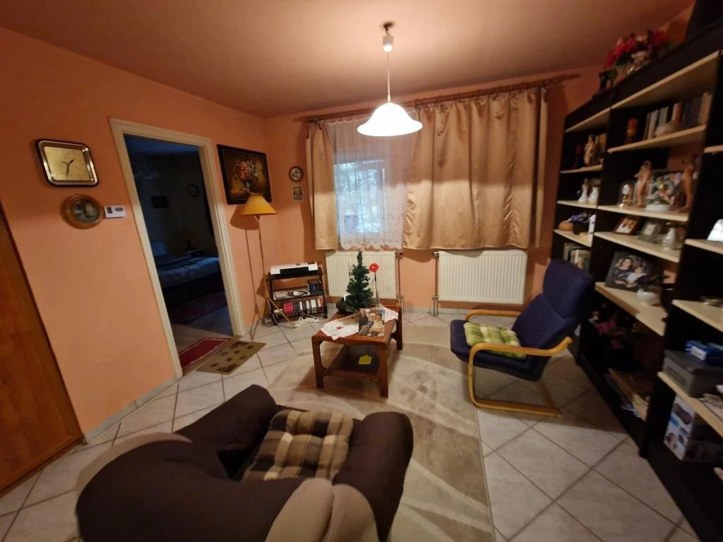 Eladó jó állapotú, kisebb családi ház garázzsal!