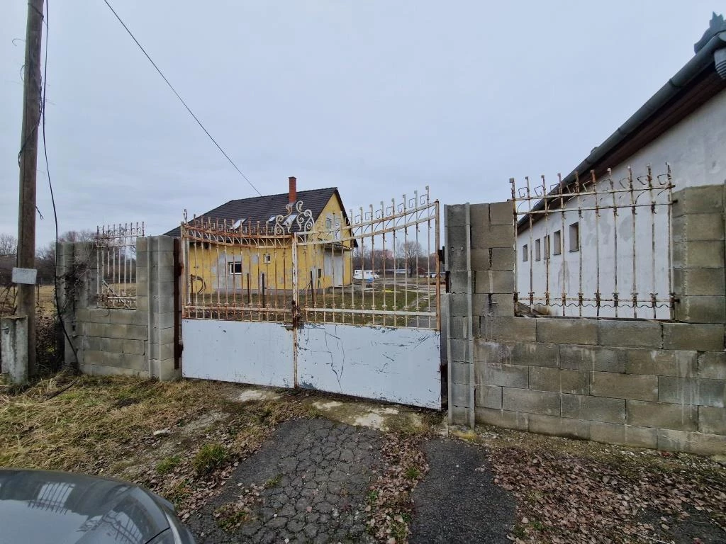 Eladó telephely épülettel!