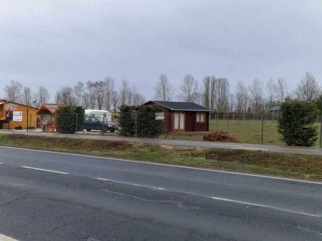 Eladó belterületi telek faházzal Batéban!