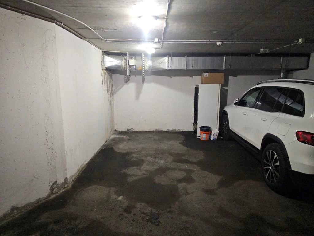 Kiadó belvárosi teremgarázsban beálló!