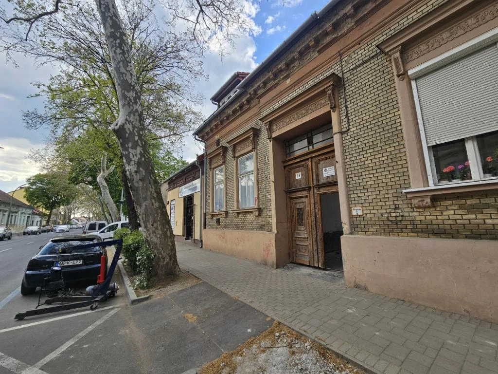 Eladó felújított belvárosi garzonlakás!