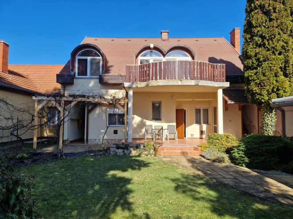 Eladó kétlakásos családi ház az északnyugati városrészben!