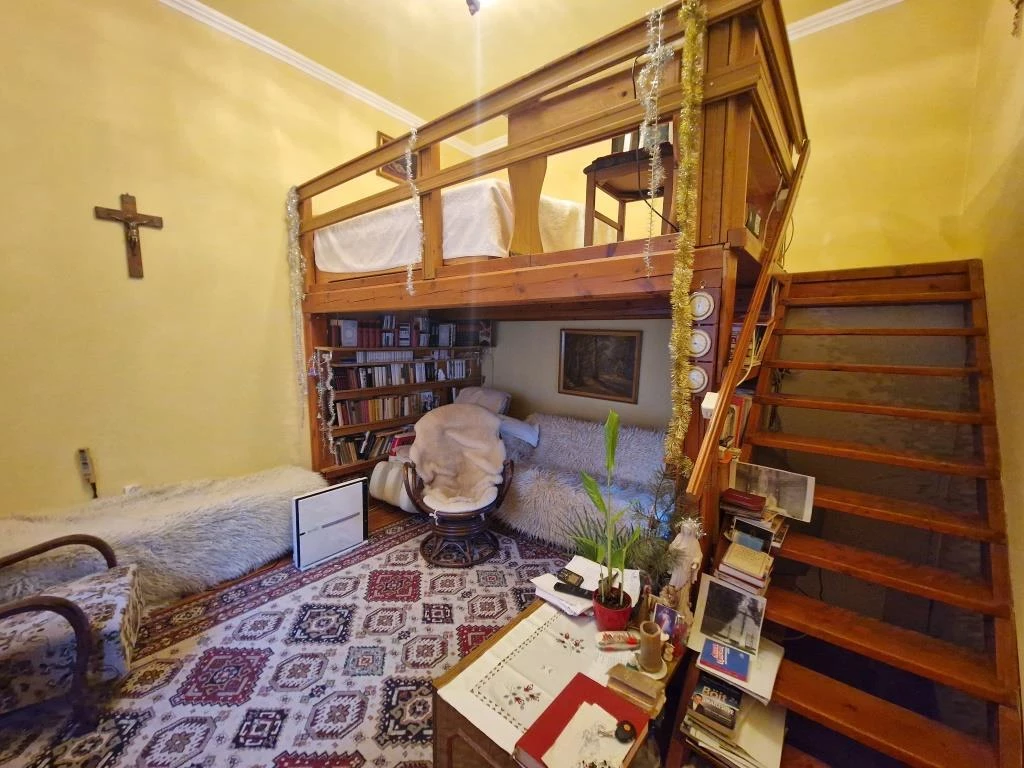 Eladó első emeleti, belvárosi lakás!