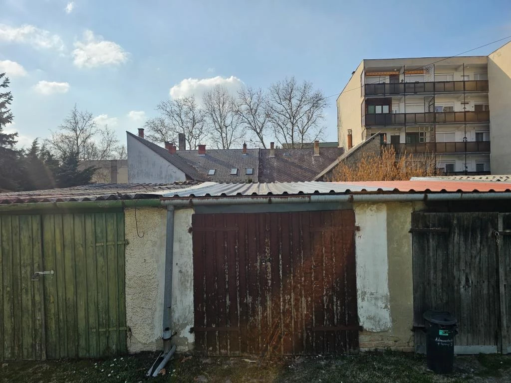 Eladó önálló garázs a belvárosban!