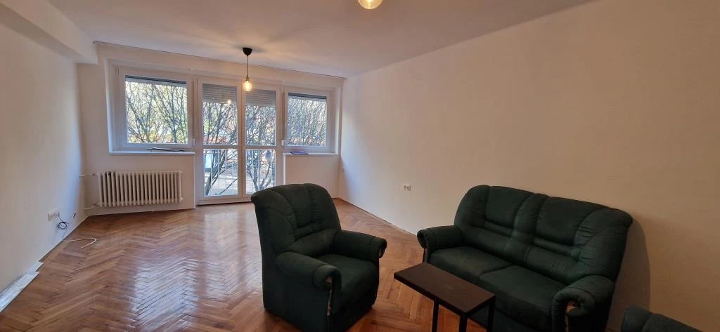 Eladó első emeleti, felújított, belvárosi, tágas garzon!