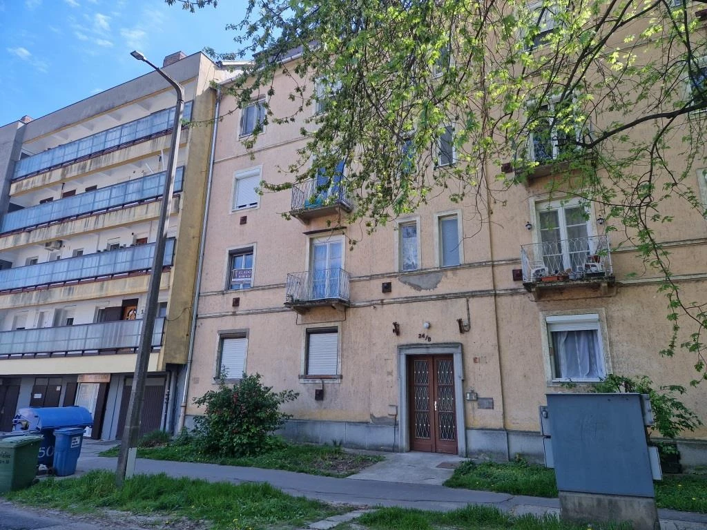 Első emeleti, erkélyes lakás eladó a belvárosban!