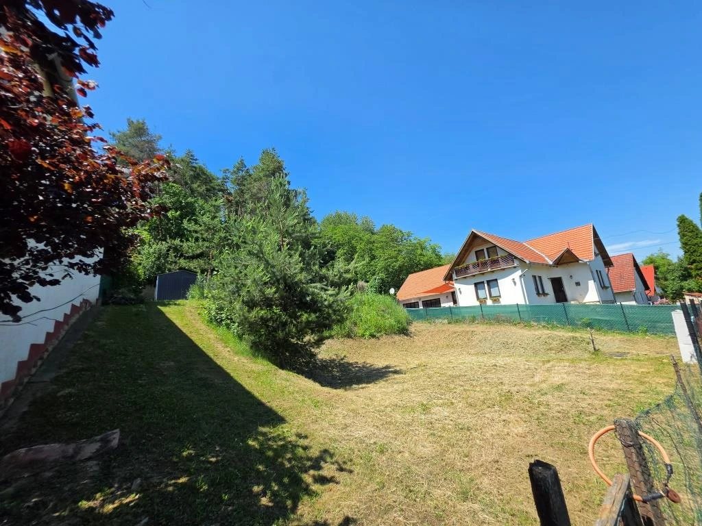 Eladó belterületi panorámás telek Szennában!