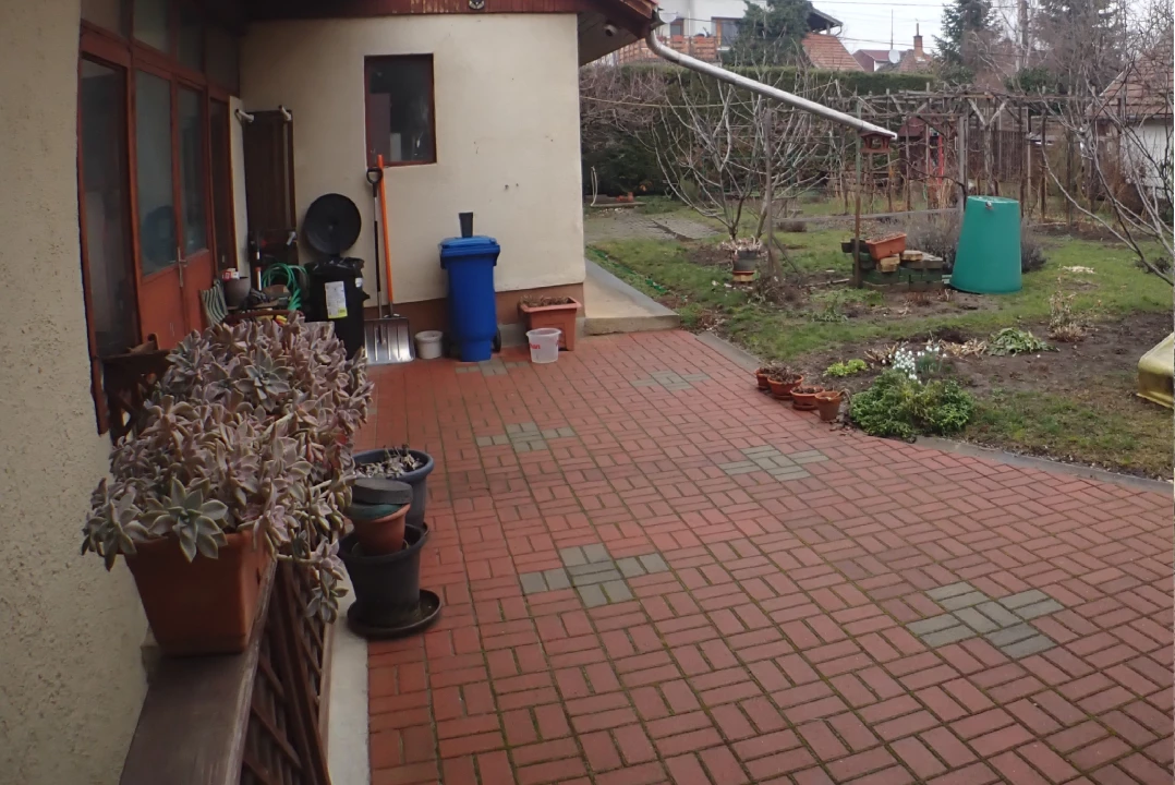 Eladó családi ház, Üröm