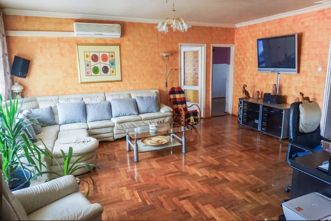 Eladó családi ház, Üröm