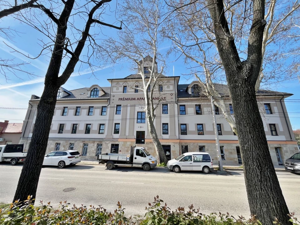 Eladó téglalakás, Balatonkenese