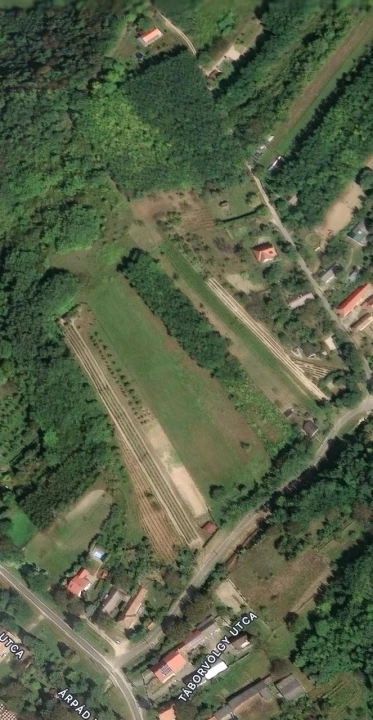 Eladó építési telek, Tényő