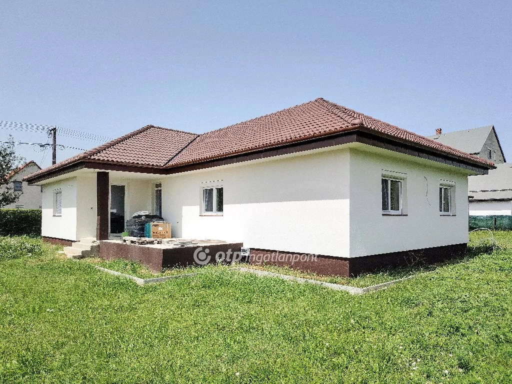 Eladó családi ház, Pusztaszabolcs, Központ közeli