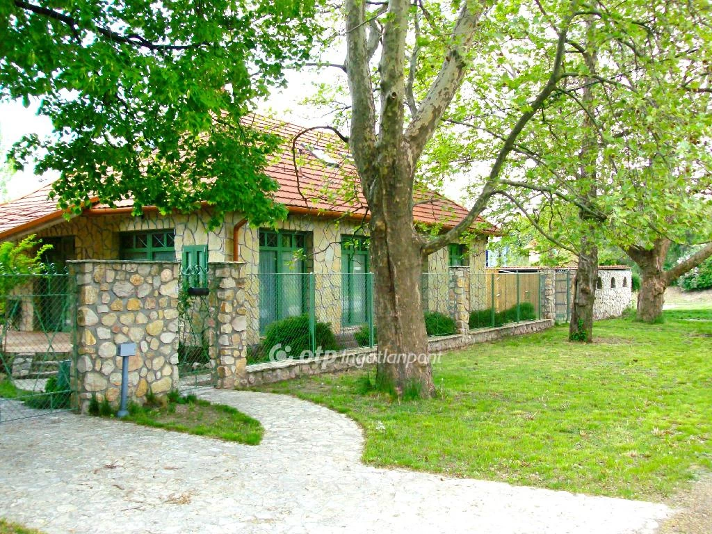 For sale house, Balatonakarattya, Magaspart