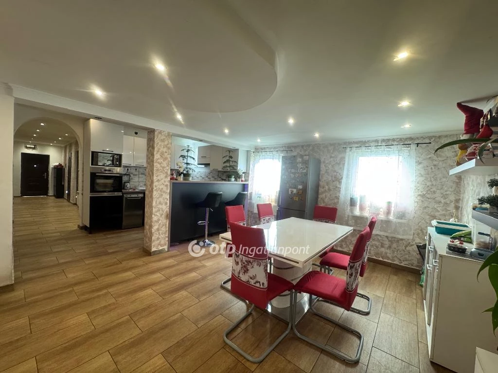 Eladó téglalakás, Érd, Parkváros