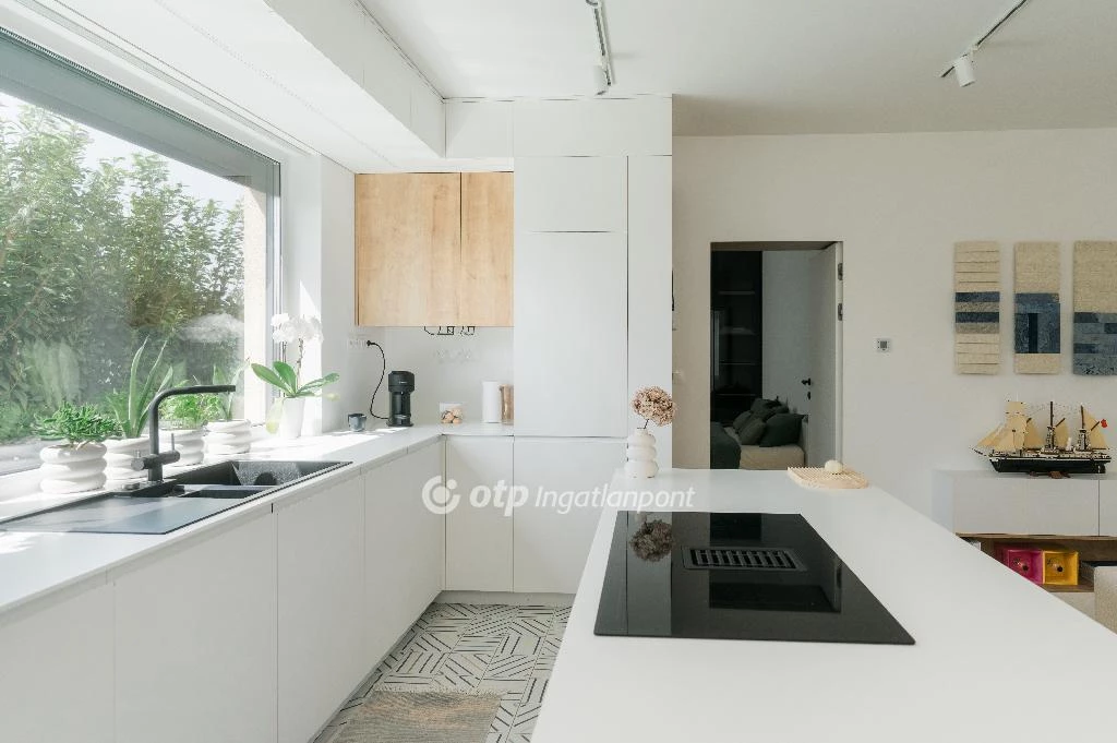 Eladó téglalakás, Érd, családi házas