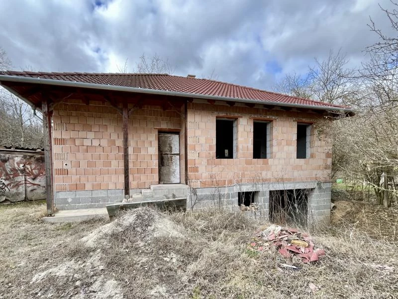 Eladó családi ház, Valkó