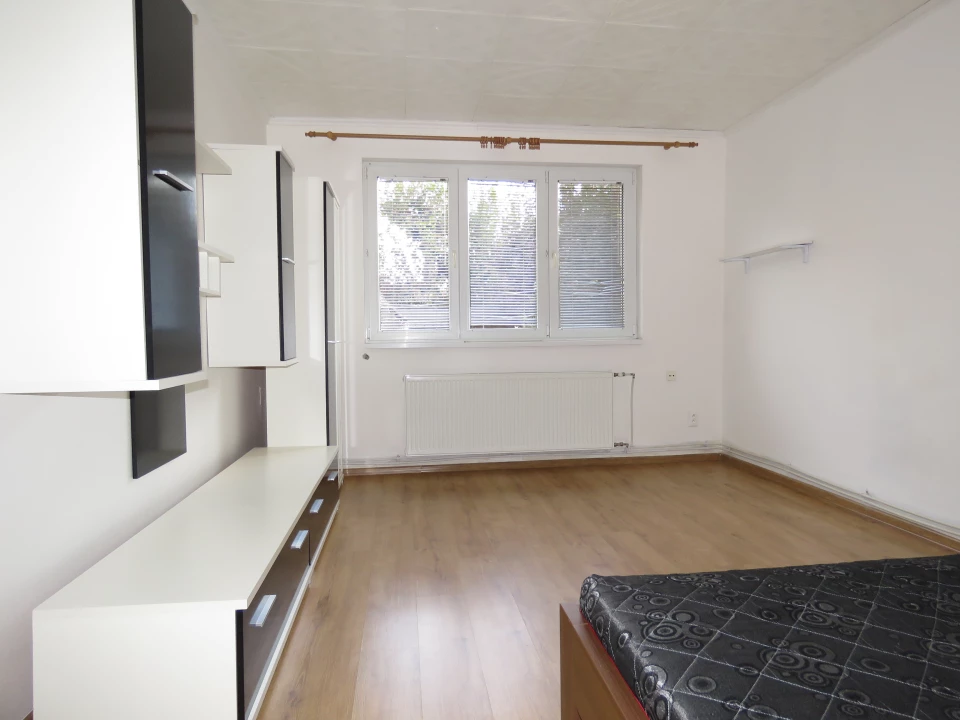 Eladó téglalakás, Rajka