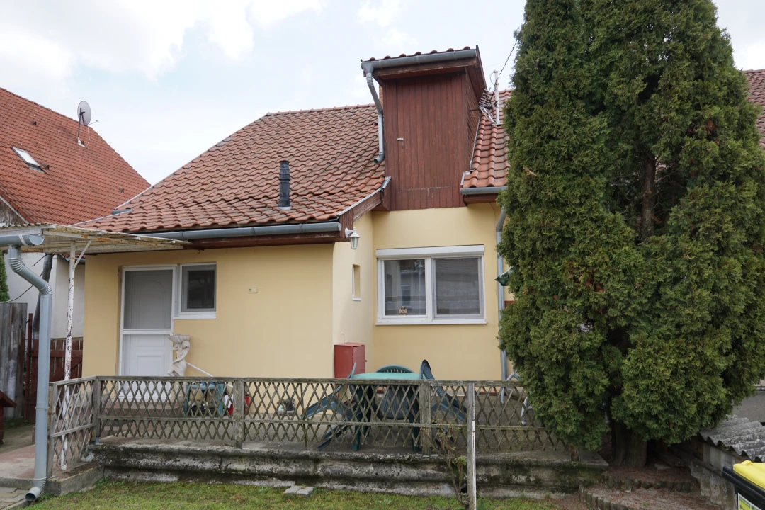 c3-1-name c2-2-name, Isaszeg, Madách Imre utca 60