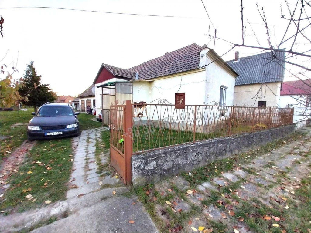 For sale house, Császár