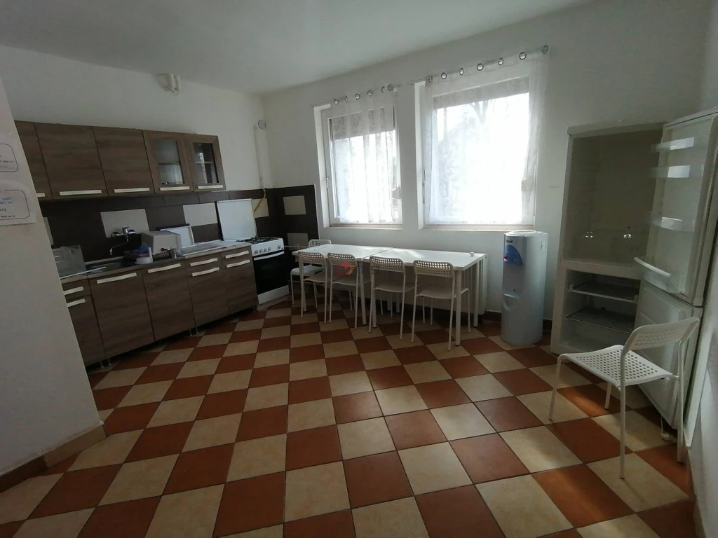 c3-2-name c2-1-name, Vác, Kisvác