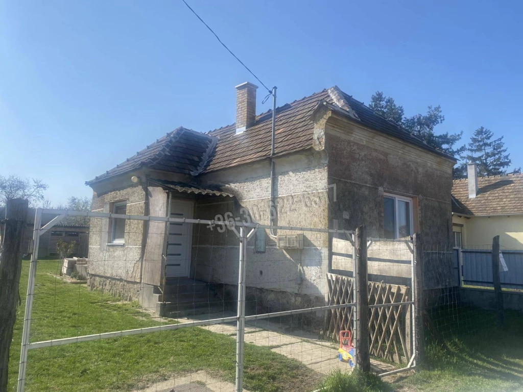 For sale house, Császár