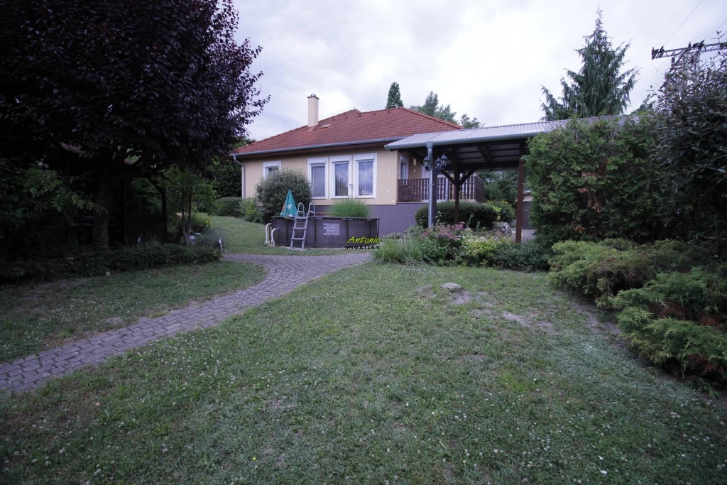 c3-1-name c2-1-name, Sopron, Tómalom