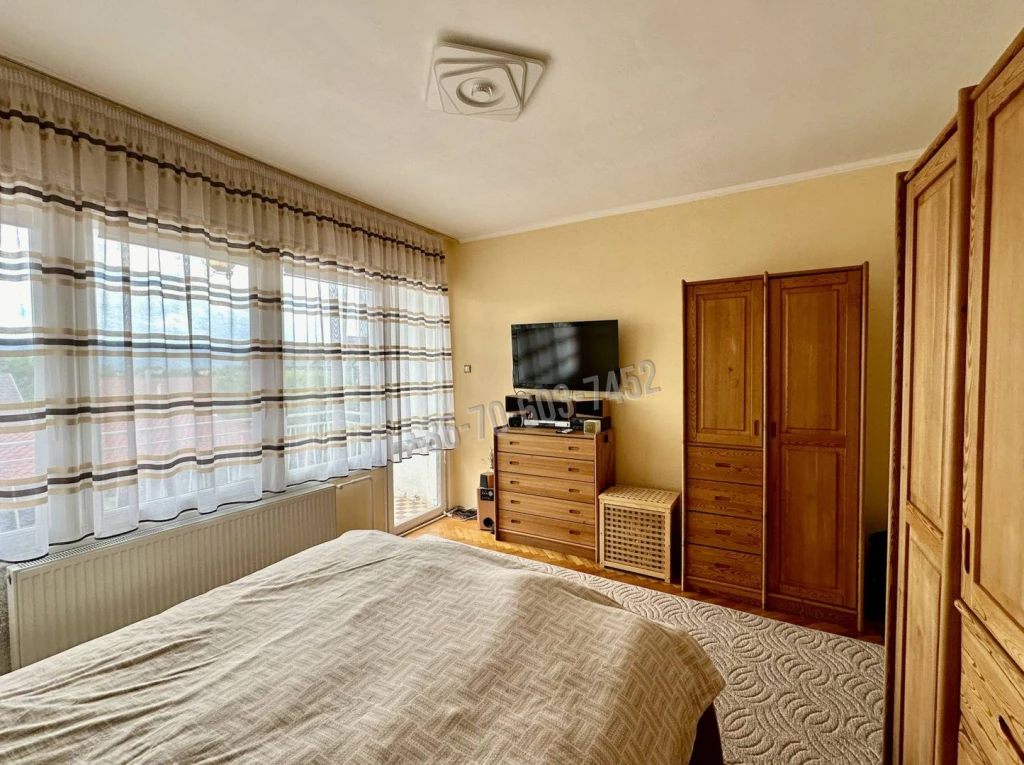 c3-1-name c2-1-name, Vác, Deákvár