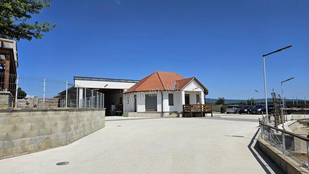 Eladó Gyárépület, Hajmáskér, 1023nm, 270000000 Ft