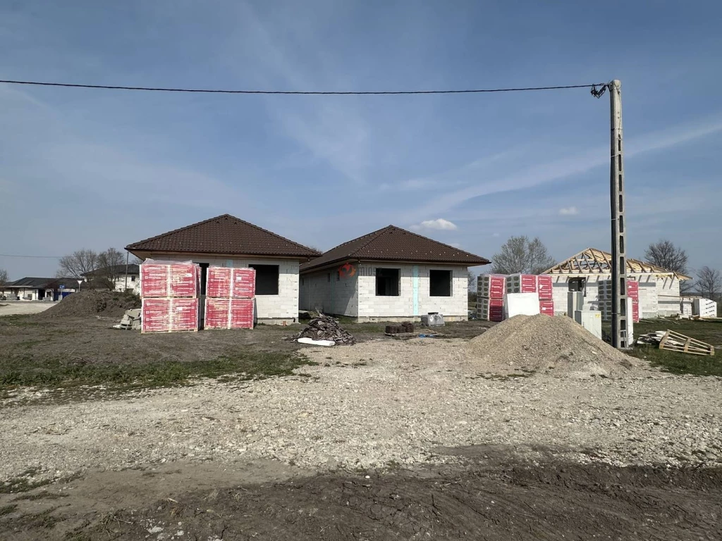 Eladó Ikerház, Iszkaszentgyörgy, 113nm, 81900000 Ft