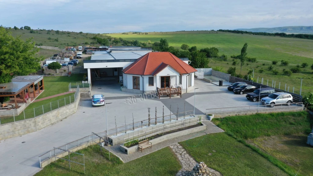 Eladó Gyárépület, Hajmáskér, 1120nm, 270000000 Ft
