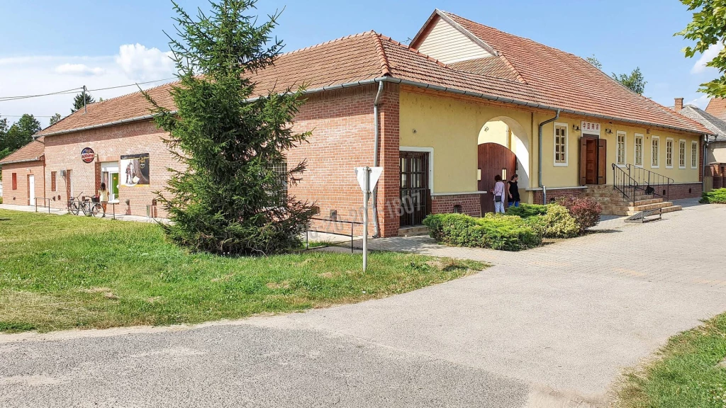 Eladó Üzlet, Kétegyháza, 411nm, 75000000 Ft